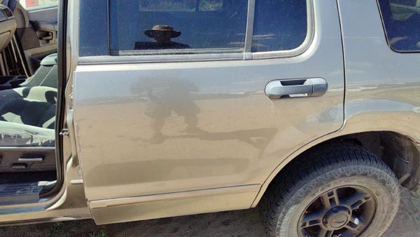 2005 Ford Explorer Rear Door LH Gold Tk — photo 5