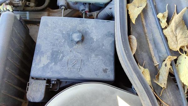 2003-2005 Pontiac Grand Am Engine Fuse Box Power Distribution Panel Oem 3.4L — photo 2