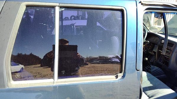 90-95 Nissan Pathfinder Passenger Right Rear Side Window Door Glass Oem Back — photo 1