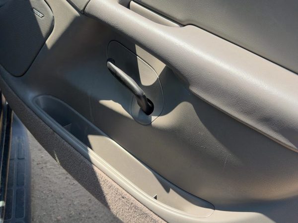05 Suburban 1500 Passenger Right Front Door Trim Panel With Switches Gray 92I — photo 2