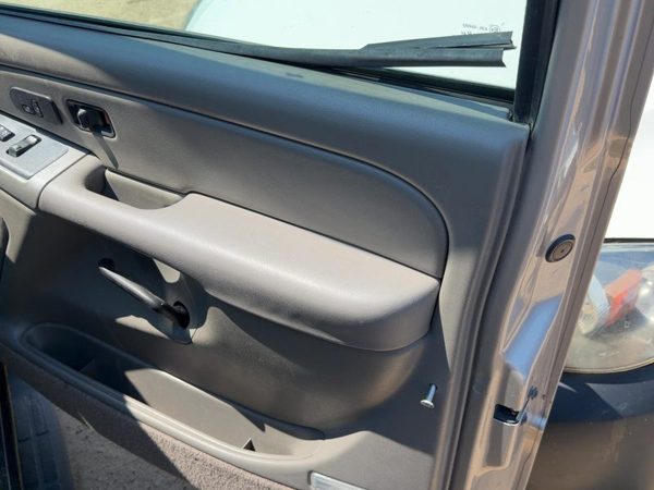 05 Suburban 1500 Passenger Right Front Door Trim Panel With Switches Gray 92I — photo 4