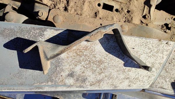 1982-1984 Deville Sedan Battery Hold Down Mount Bracket Oem 4.1l — photo 3