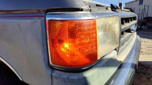 1989 Ford F150 Headlamp Assembly RH — photo 3