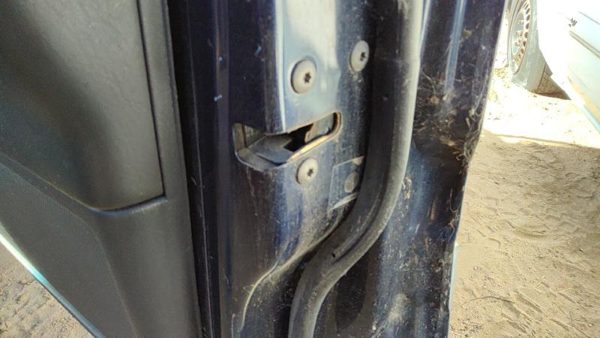2002-2004 Jeep Grand Cherokee Passenger Right Front Door Latch With Rods/Cables — photo 2
