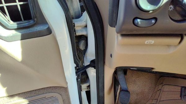 1998 Chrysler Town Cntry Front Door Hinge LH — photo 1