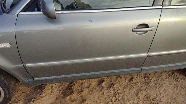 2002 Volkswagen Passat Front Door LH Silver — photo 2