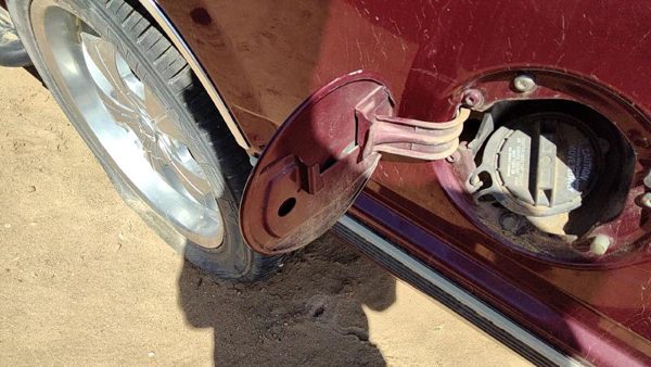 1992-2000 Gmc Yukon Fuel Tank Door With Hinge Gas Lid Oem Filler Maroon 15630141 — photo 4