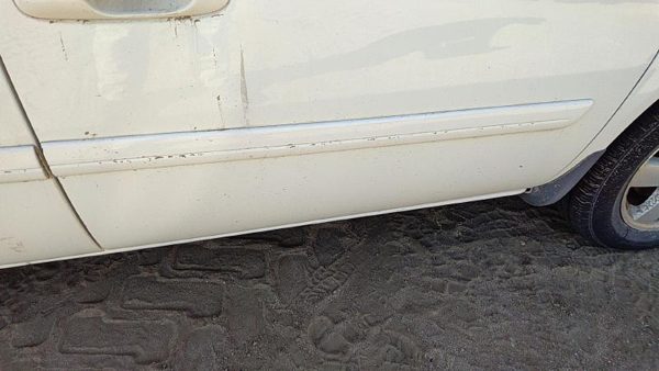 05-07 Caravan Passenger Right Front Moulding From Door Trim Strip White Pw1 — photo 1