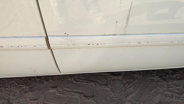05-07 Caravan Passenger Right Front Moulding From Door Trim Strip White Pw1 — photo 3