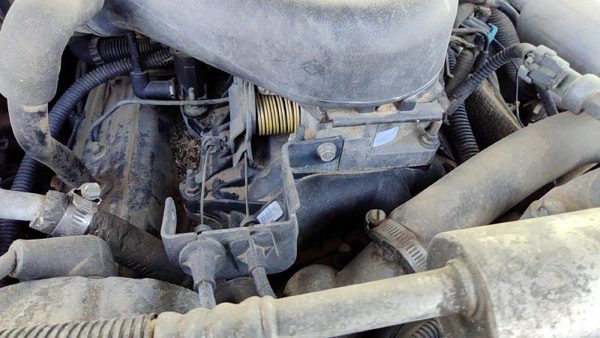 1998-1999 Chevy Suburban Throttle Body Valve Assembly Complete With Sensors 5.7L — photo 4