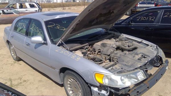 2001 Lincoln & Town Car — vehicle photo 1