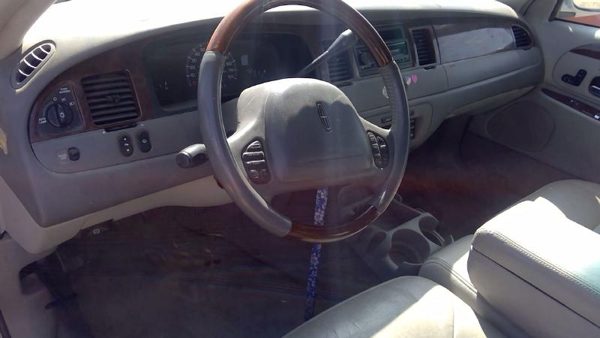 2001 Lincoln & Town Car — vehicle photo 5