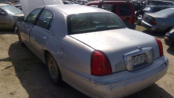 2001 Lincoln & Town Car — vehicle photo 7