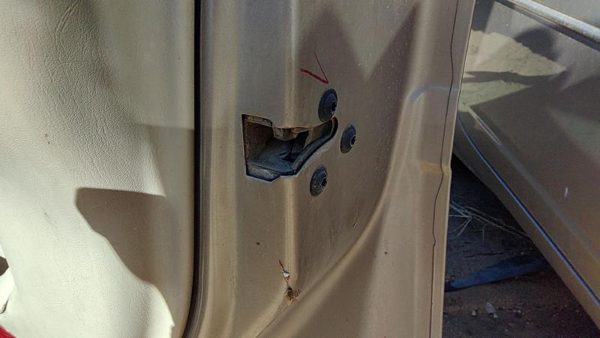 2000-2005 Chevy Impala Passenger Right Front Door Latch With Rods/Cables Oem — photo 1