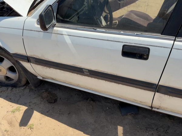 1989 Honda Accord Front Door LH White — photo 2