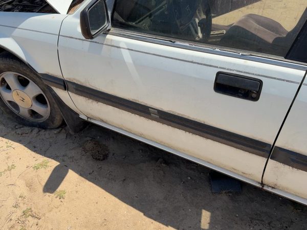 1989 Honda Accord Front Door LH White — photo 3