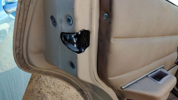 1984-1987 Ford Tempo Driver Left Rear Door Latch With Rods/Cables Oem Back — photo 3