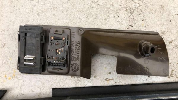 92 Buick Park Ave Ultra Passenger Right Front Door Trim Panel With Switches Tan — photo 16