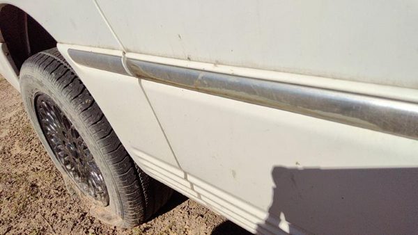 96-00 Town & Country Passenger Right Rear Moulding On Quarter Panel Pwp White — photo 2