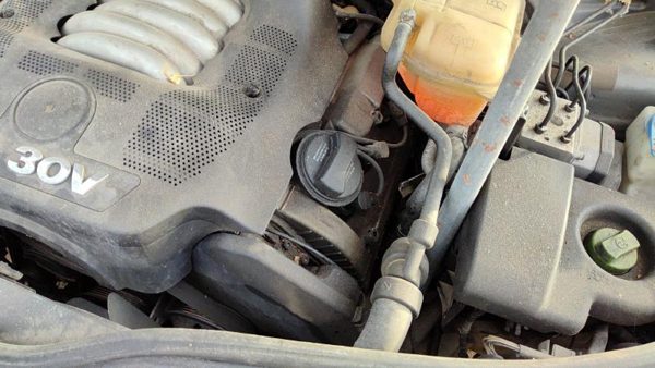 1998-2005 Vw Passat Driver Left Valve Cover Oem 2.8L 78103471R — photo 2