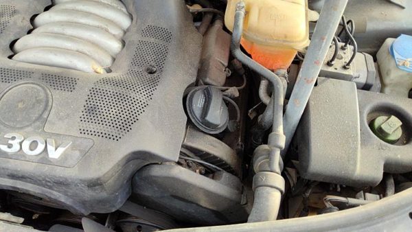 1998-2005 Vw Passat Driver Left Valve Cover Oem 2.8L 78103471R — photo 1