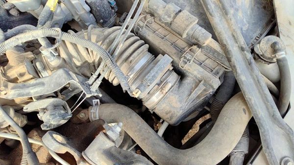 1997 Buick Century Complete Air Intake Cleaner Filter Box Housing With Tube 3.1L — photo 4