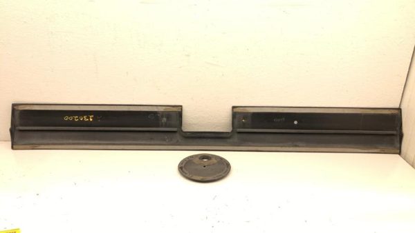 02-06 Cadillac Escalade Back Hatch Lift Gate Lower Molding Trim With Emblem Oem — photo 6