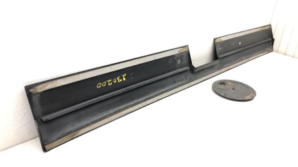 02-06 Cadillac Escalade Back Hatch Lift Gate Lower Molding Trim With Emblem Oem — photo 7