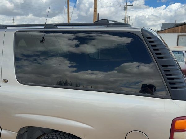 2000-2006 Chevy Suburban Driver Left Rear Quarter Glass Back Side Window Oem — photo 1