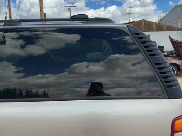 2000-2006 Chevy Suburban Driver Left Rear Quarter Glass Back Side Window Oem — photo 2