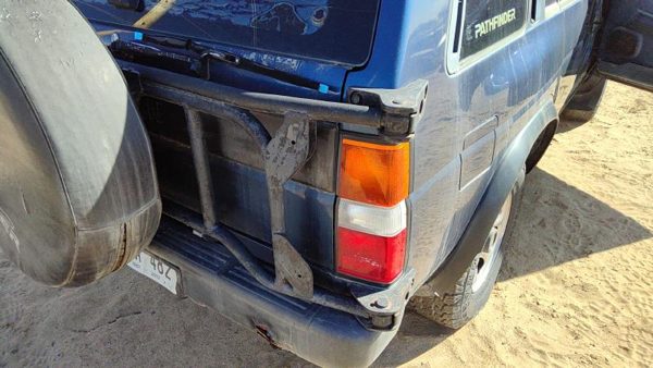94-95 Nissan Pathfinder Rear Corner Mounted Spare Tire Carrier Oem Back — photo 2