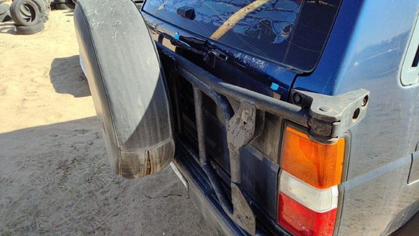 94-95 Nissan Pathfinder Rear Corner Mounted Spare Tire Carrier Oem Back — photo 5