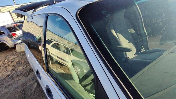 2007 Ford Freestar Front Door RH Wt White 6F2Z1720124AA — photo 2