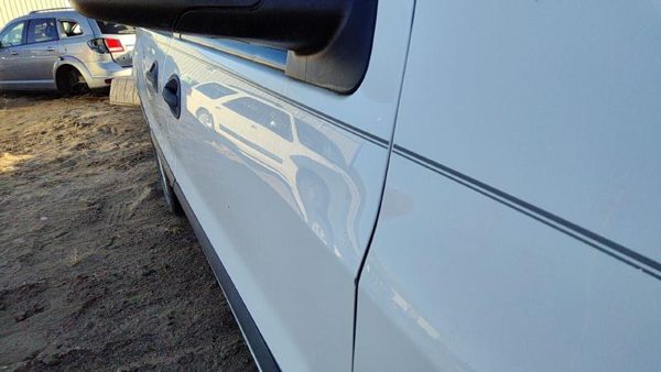 2007 Ford Freestar Front Door RH Wt White 6F2Z1720124AA — photo 3