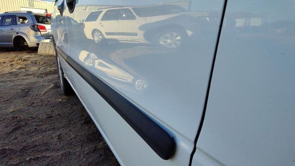 2007 Ford Freestar Front Door RH Wt White 6F2Z1720124AA — photo 5