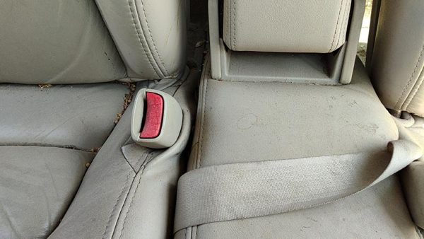 99 Cadillac Deville Passenger Right Front Seat Belt Buckle Receiver 152 Neutral — photo 2
