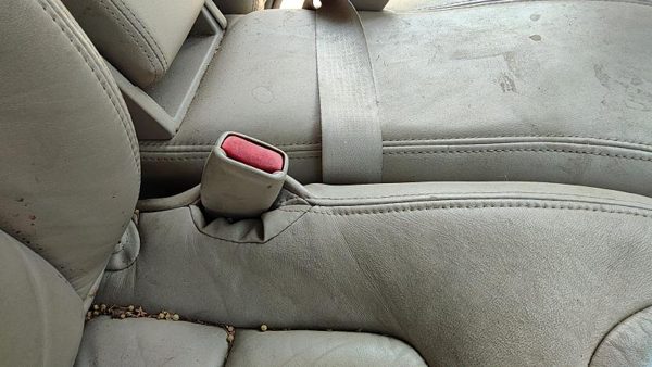 99 Cadillac Deville Passenger Right Front Seat Belt Buckle Receiver 152 Neutral — photo 1