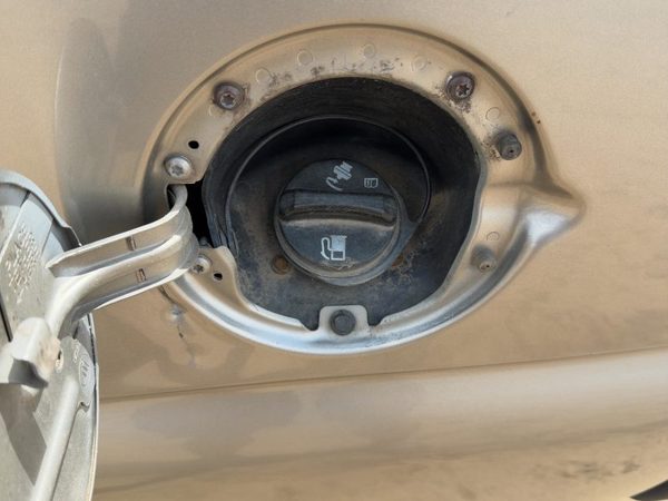 2000-2003 Chevy Suburban Fuel Filler Neck Assembly With Gas Cap Oem 15749594 — photo 2