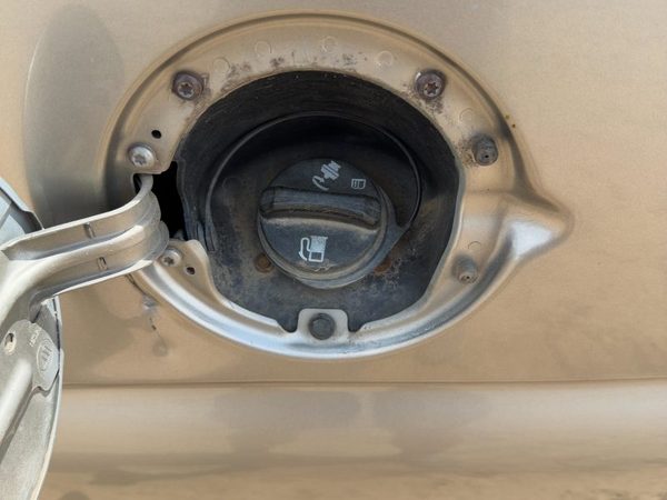 2000-2003 Chevy Suburban Fuel Filler Neck Assembly With Gas Cap Oem 15749594 — photo 3