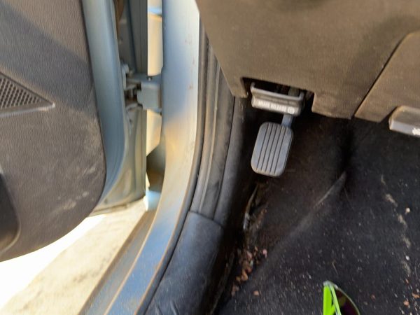 2008-2011 Mercury Mariner Driver Left Lower Kick Trim Panel Oem Graystone 89 — photo 2