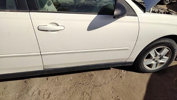 2005 Chevrolet Malibu Front Door RH White 40U — photo 2