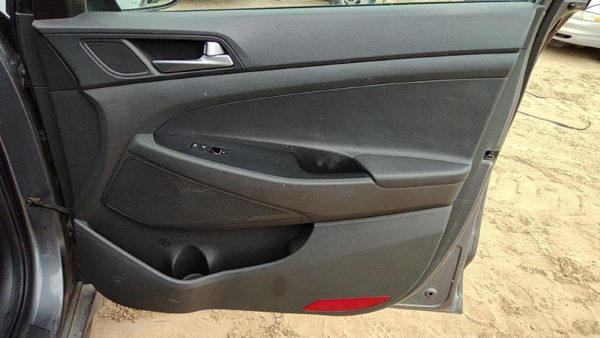 16-18 Hyundai Tucson Passenger Right Front Inside Door Trim Panel Only Black Try — photo 1