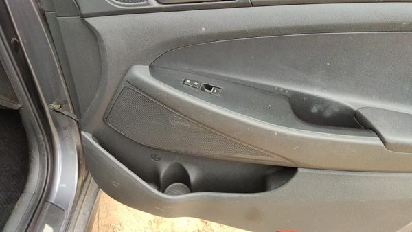 16-18 Hyundai Tucson Passenger Right Front Inside Door Trim Panel Only Black Try — photo 6