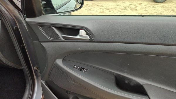 16-18 Hyundai Tucson Passenger Right Front Inside Door Trim Panel Only Black Try — photo 4