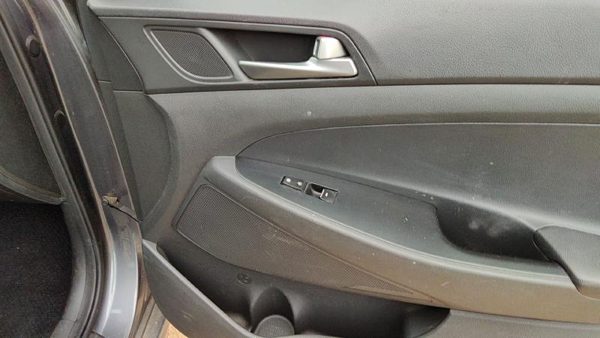 16-18 Hyundai Tucson Passenger Right Front Inside Door Trim Panel Only Black Try — photo 5
