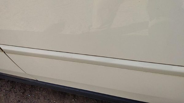 04-08 New Style Malibu Driver Left Rear Moulding From Door Back Trim White 40U — photo 3