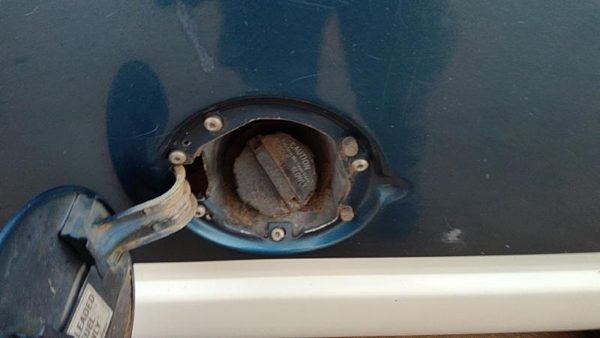 1990-1997 Chevy Silverado 1500 Fuel Filler Neck Assembly With Gas Cap Oem — photo 2