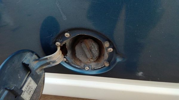 1990-1997 Chevy Silverado 1500 Fuel Filler Neck Assembly With Gas Cap Oem — photo 1