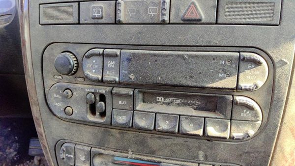 2001-2002 Dodge Caravan Stock Radio Oem Factory Stereo Cd Player Corner. — photo 2