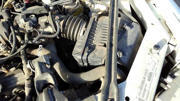 99-04 Buick Regal Complete Air Intake Cleaner Filter Box Housing With Tube 3.8L — photo 1
